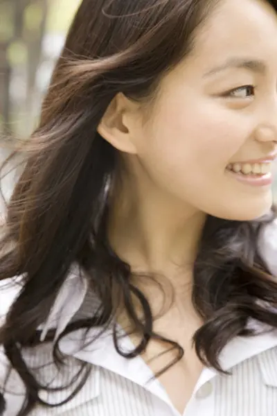 Porträt Einer Asiatischen Schönen Frau Die Der Stadt Lächelt — Stockfoto