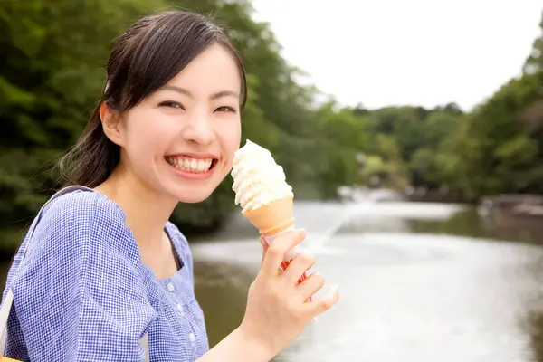 Glada Japanska Kvinna Äter Glass Grön Sommarpark Dagtid — Stockfoto
