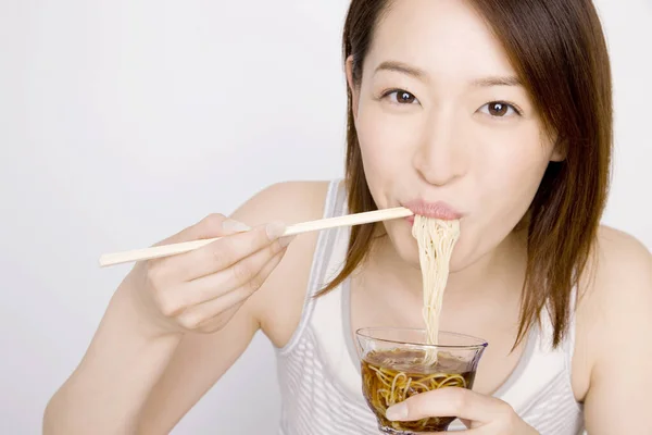Joven Mujer Asiática Comiendo Fideos Con Palillos — Foto de Stock