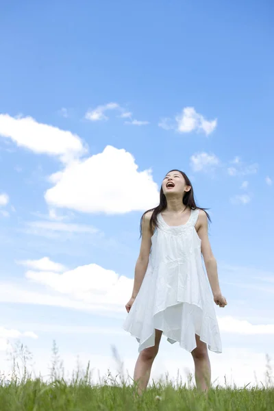 Düşük Açılı Beyaz Elbiseli Genç Bir Japon Kadının Yeşil Çayırda — Stok fotoğraf