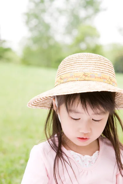 Yaz Parkında Şapka Takan Şirin Asyalı Bir Kızın Portresi — Stok fotoğraf