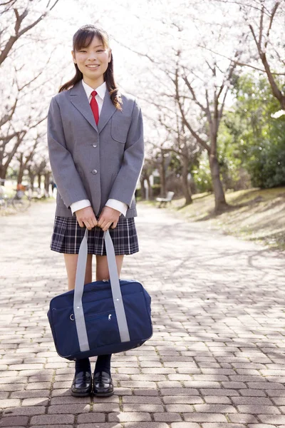 Retrato Bela Bonito Japonês Estudante Posando Sobre Florescendo Sakura Árvore — Fotografia de Stock