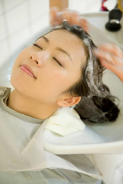 Egy Hajkezelést Kap Szalonban Női Ügyfél Akinek Haját Egy Szépségszalonban — Stock Fotó