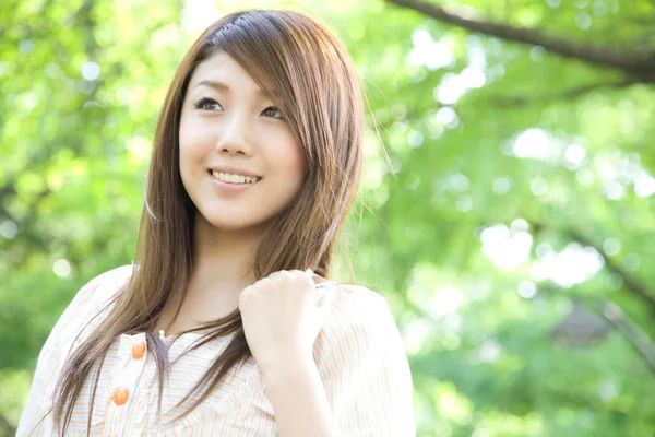 Mooie Jonge Aziatische Vrouw Glimlachen Kijken Opzij Buiten — Stockfoto