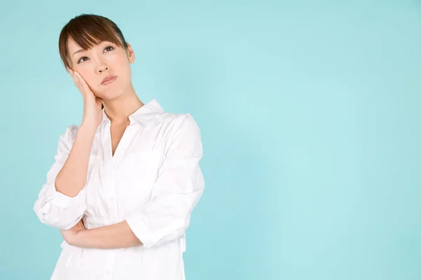Mooie Jonge Aziatische Vrouw Denken Geïsoleerd Blauwe Achtergrond — Stockfoto