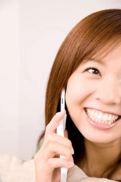 Портрет Щасливої Японської Жінки Яка Використовує Мобільний Телефон Вдома — стокове фото