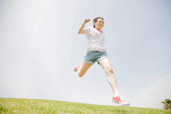 Mladá Japonská Žena Jumping Park — Stock fotografie
