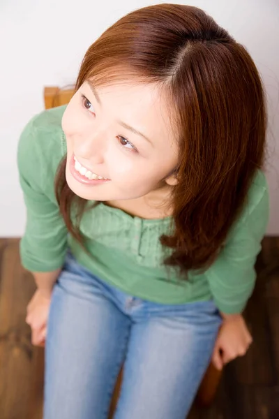 Porträtt Glad Japansk Kvinna Som Sitter Soffan Hemma — Stockfoto