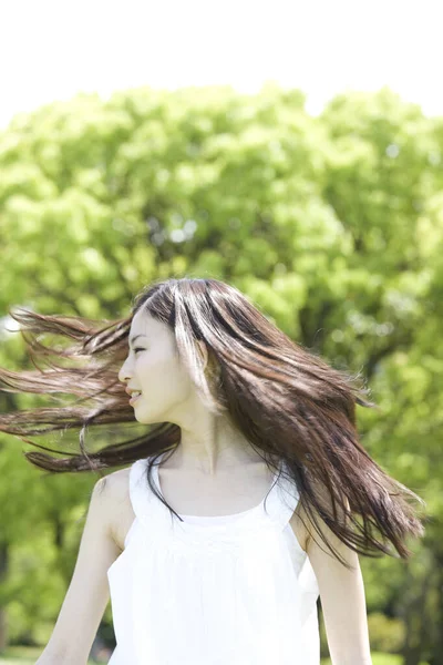 Porträtt Vacker Ung Japansk Kvinna Poserar Utomhus — Stockfoto