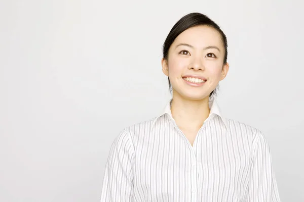 Молода Азіатська Бізнес Леді Посміхається Ізольована Білому Тлі — стокове фото