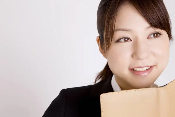 Młody Azji Bizneswoman Gospodarstwa Notatnik Odizolowany Biały Tło — Zdjęcie stockowe