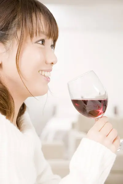 Ung Japansk Kvinna Med Rött Vinglas — Stockfoto