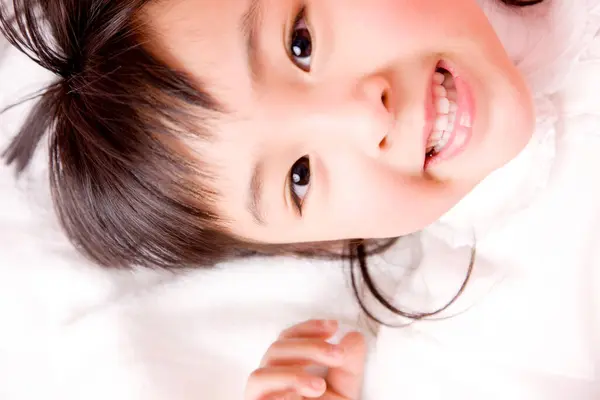 Lachend Aziatisch Klein Meisje Liggend Bed Stockfoto