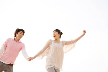 Birbirine aşık çiftler el ele tutuşuyorlar. 