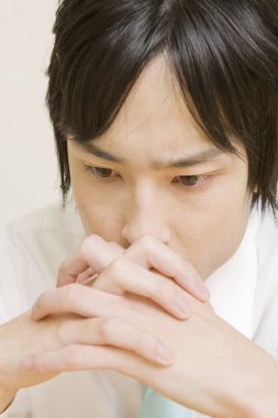 Modern ofiste poz veren genç Japon bürokratın portresi.