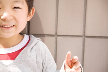 Sokakta oynayan küçük Japon çocuk.