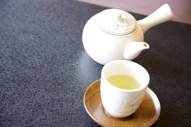 yeşil çay seti mermer arka planda 