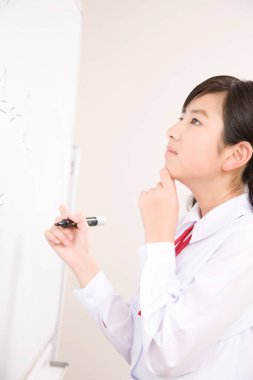 Japon liseli kız, parlak ve modern bir sınıftaki derslerine odaklandı.