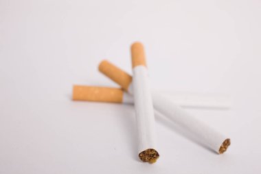 Beyaz arkaplanda sigara manzarasını kapat 