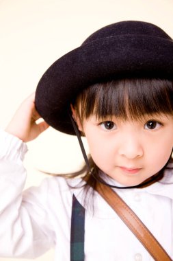 Okul üniformalı Japon kızın portresi.