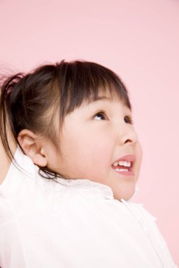 Küçük sevimli Asyalı kızın portresini yakından çek.