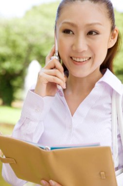 Haşhaş Parkı 'nda cep telefonu kullanan güzel Japon kadının portresi.