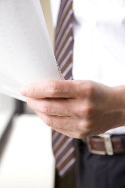 Belgeleri tutan işadamının eli, kapatın.