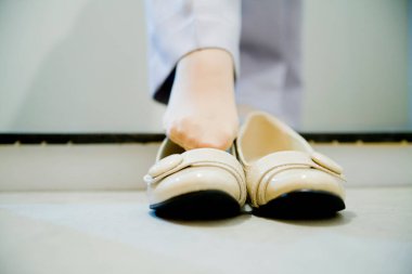 Kadının ayağı ayakkabılarını giyiyor, kapat. 