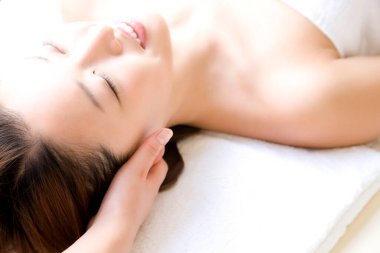 Genç Japon kadın spa salonunda dinleniyor. Güzellik ve cilt bakımı 