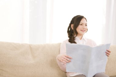 Kitap okuyan genç bir kadın.