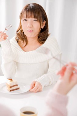 Masada pasta yiyen kadın. 