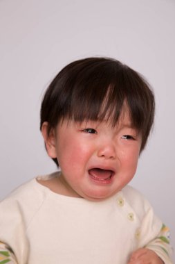 Ağlayan küçük Asyalı çocuğun portresini kapat.