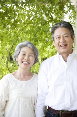 Asyalı yaşlı bir çiftin açık hava portresi 