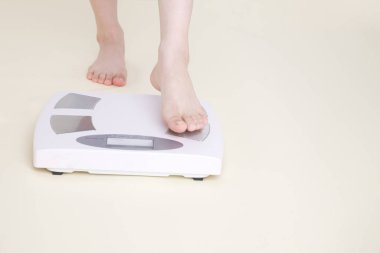 Arka planda izole edilmiş genç bir kadın.