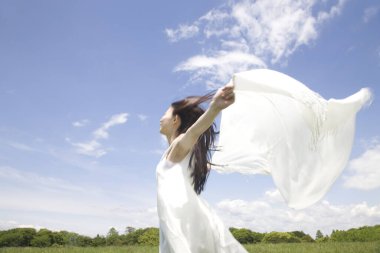 Doğada güzel genç bir Japon kadının portresi