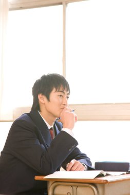 Modern sınıfta okuyan yakışıklı Japon okul çocuğunun portresi.