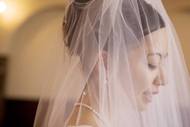 İçerideki duvak içindeki güzel gelin