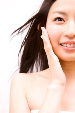 güzel genç Asyalı kadın stüdyoda poz 