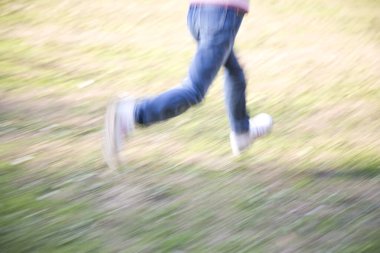 Parkta koşan küçük kız, alçak kesim.