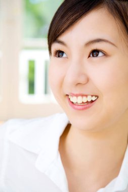 Japon kadın kameraya gülümsüyor, yakın plan portre 