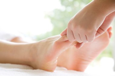 Spa konsepti. Kaplıcadaki masaj sırasında kadın bacaklarının yakınlaşması.  