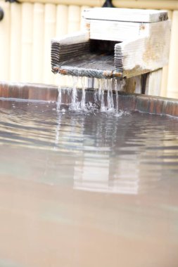 Köy ahşabından leğene akan temiz su