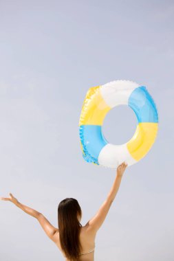 Güzel Asyalı kadın şişme yüzük tutuyor. 