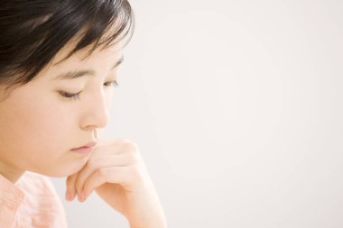 Modern sınıfta ders çalışmaya odaklanan sevimli Japon kız.