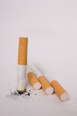 Beyaz arkaplanda sigara manzarasını kapat