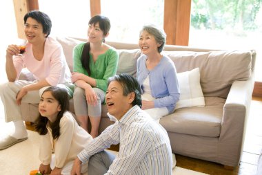 Aile kanepede birlikte eğleniyor.