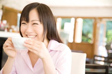 Kafede çay içen güzel Japon kadın.