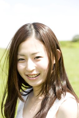 Doğada güzel genç bir Japon kadının portresi