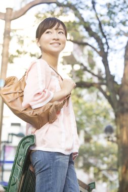 Parkta banka yaslanan güzel bir kadının portresi.