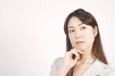 Genç Asyalı iş kadını ofiste düşünüyor. 